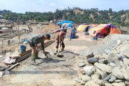 TNI bangun jembatan gantung di Desa Lubuk Sidup Aceh Tamiang