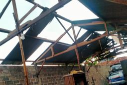 Puluhan rumah di Tulungagung rusak diterjang angin puting beliung