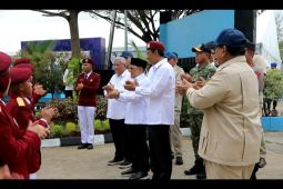 Prabowo nyanyi lagu ulang tahun untuk siswi Sekolah Rakyat Banjarbaru