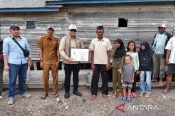 Pemprov Kaltim terangi kampung pesisir dengan 40 unit PLTS APDAL