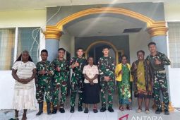 Satgas Yonif 511/DY perkuat komsos dengan ikut ibadah bersama warga Pirime