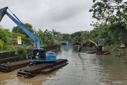 Turap dilubangi warga, Banjir di Jakbar semakin berat