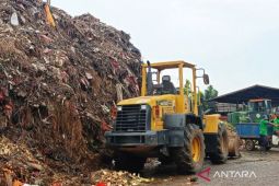 Sudin LH Jakarta Timur kerahkan ratusan truk angkut sampah Pasar Induk Kramat Jati