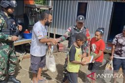 Satgas Yonif 511/DY salurkan paket bapok bagi warga Karubaga Tolikara