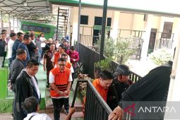 Mantan Bupati Koltim Abd Azis jalani sidang perdana korupsi RSUD di PN Kendari