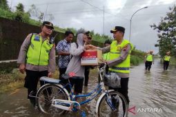 Polres Kudus turun langsung salurkan sembako untuk warga terdampak banjir