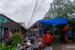 Korban banjir di Tangerang gotong royong bangun tenda pengungsi