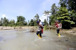 Brimob gendong siswa menyeberangi sungai untuk sekolah di Gorontalo