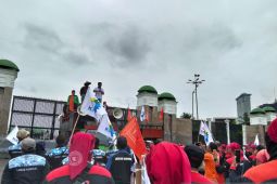 Buruh sambangi DPR dan Kemenaker desak penyesuaian upah minimum