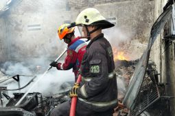 Pabrik rajut di Cilampeni Bandung terbakar tadi pagi