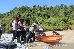 Polres Aceh Barat bantu warga terisolir terdampak banjir bandang Sikundo