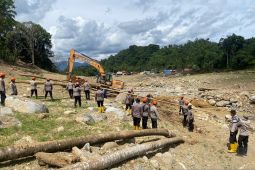 Brimob Jambi bangun jembatan darurat di Agam Sumatera Barat