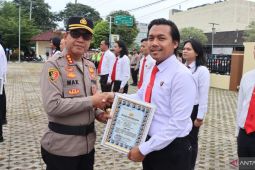 Berhasil bongkar modus baru peredaran narkoba, 14 personel Satresnarkoba Pangkalpinang terima penghargaan