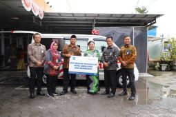 Bank BPD DIY menyerahkan bantuan ambulans kepada RSUD Prambanan