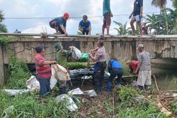 Babinsa-Bhabinkamtibmas di Situbondo bersihkan sampah di aliran sungai
