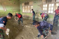 TNI bersihkan sekolah-sekolah yang diselimuti lumpur di Aceh Tamiang