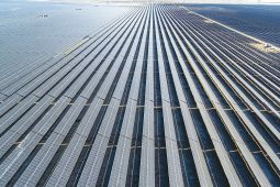 Inspirasi lautan surya di kawasan gurun Abu Dhabi