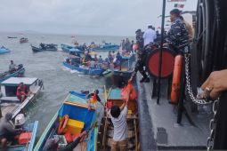 KRI Silas Papare 386 membagikan 400 paket sembako gratis untuk nelayan