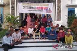 Ustadz Bachtiar Nasir salurkan bantuan ke alumni Timur Tengah terdampak bencana Sumatera