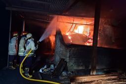 Dua damkar BPBD Bantul dikerahkan padamkan kebakaran gudang kayu