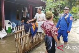 Polres Karawang bantu penanganan bencana banjir akibat tanggul sungai jebol