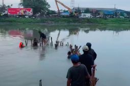 Pemkab Karawang pasang bronjong tangani jebolnya tanggul Kalimalang
