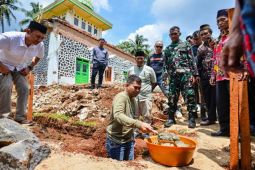 Muhammad Suryo bangun masjid Rp1 miliar di Lampung Timur