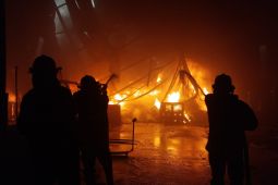 Kebakaran pabrik bahan baku tas dan sepatu di Jepara: 12 mobil damkar dikerahkan