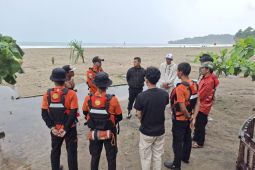 Tim SAR cari warga Jakarta terseret ombak di Pantai Sawarna Lebak