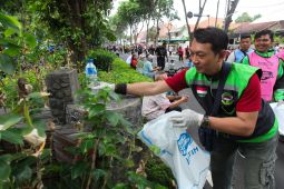 Aksi memungut sampah di HBKB Surabaya