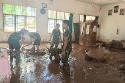 TNI intensifkan pembersihan SDN di Tapteng percepat aktivitas belajar