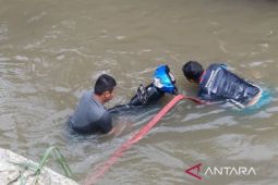Dua hari berturut, Damkar Bogor angkat motor dari Kali Metland