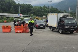 Polres Garut mengurai kepadatan dari jalur wisata menuju Bandung