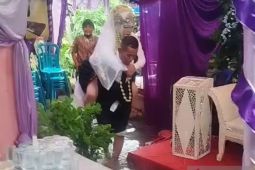 Pasangan pengantin terjang banjir untuk resepsi pernikahan di Jakbar