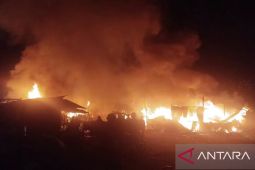 Damkar kerahkan 7 mobil padamkan kebakaran gudang di Kendari