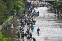 TransJakarta lakukan penyesuaian operasional imbas banjir beberapa titik di Jakarta