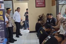 Polres Sumedang mengamankan pelaku balap liar di Jatinangor guna pembinaan