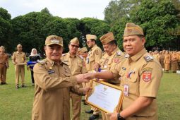 Pemkab Lambar beri penghargaan kepada lima OPD capaian kinerja terbaik