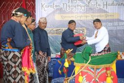 Bupati Sleman terima "ubarampe" upacara adat Labuhan Merapi dari Keraton Yogyakarta