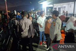 Polisi evakuasi 68 penumpang kapal wisata yang terbakar di sungai Mahakam