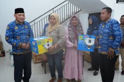 Pemprov Malut salurkan bantuan sarana UKM  perkuat ekonomi kerakyatan