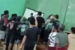 Warga Terara Lombok Timur ricuh, ruang sekdes disegel tuntut mutasi