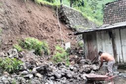 BPBD Situbondo laporkan TPT longsor menimpa rumah warga