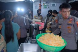 Polda siapkan kendaraan dapur lapangan penuhi makanan bagi warga korban banjir Karawang