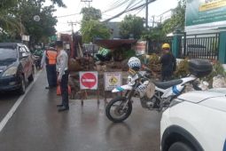 Personel Dishub urai kemacetan imbas proyek utilitas di Jakbar