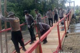 Brimob fokus penguatan konstruksi jembatan gantung di Desa Molalahu