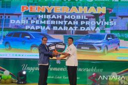 PBD hibahkan dua mobil operasional kepada Unamin Sorong
