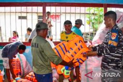 Kodaeral IX Ambon bagikan alat keselamatan bagi nelayan Maluku Tengah