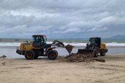 Pemkab Badung libatkan warga bersihkan sampah kiriman di pantai