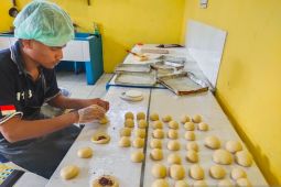 Lapas Piru latih warga binaan membuat roti sebagai produk usaha UMKM bernilai ekonomis